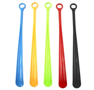 OBU/ŁYŻKA DO BUTÓW Z UCHWYTEM PcV 46cm. (1/300)